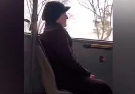 Интернетда автобус ҳайдовчиси ва кондуктор йўл ҳақи