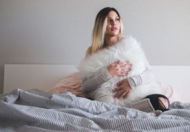Yangi fleshmob: ayollar yalang‘och holda yostiq bilan suratga tushmoqda фото