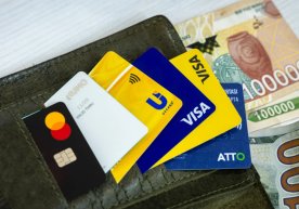 Энди Ўзбекистонда банклар пластик карта ҳисобидан