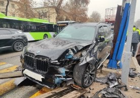 Тошкент шаҳрида BMW автомобили йўл ёритгич устунига бориб урилди фото