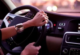 Kuchli ochlik tuyg‘usini boshdan kechirayotgan haydovchi