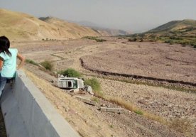 Chimyon yaqinida Lexus avtomobili to‘siqni buzib, jarlikka quladi фото