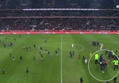 «Lill» muxlislari stadionga tushib kelib futbolchilarga hamla qildi (video) фото