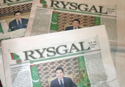 Turkmanistonda hojatxonada Gurbanguli Berdimuhamedov surati bosilgan gazetadan foydalanganlar qidirilmoqda фото