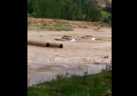 Namangan viloyatida sel 2 ta mashinani oqizib ketdi (video) фото