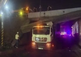 Тошкент вилояти Зангиота туманида юк машинаси кўприкка