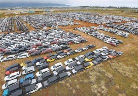 Pandemiya sharoitida avtomobillarning 100 kilometrga cho‘zilgan «qabristoni» paydo bo‘ldi фото