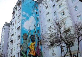 Shavkat Mirziyoyev ko‘p qavatli uyga solingan mural unga yoqqanini aytdi фото