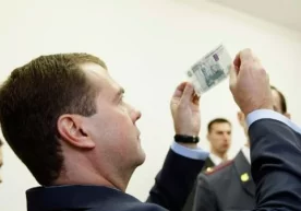 Медведев йиғилган пулларни рублда сақлашни маслаҳат берди фото