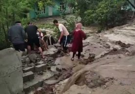 Namanganda opa-singilni sel vaqtida devor bosib qoldi фото