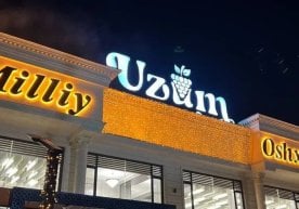 Ресторанлардан бири “Uzum” кўринишидаги белгини умумий