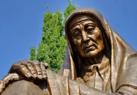 «Президент «Мотамсаро она» ҳайкали пойига гулчамбар қўйди»