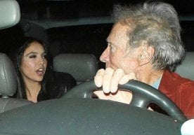 Klint Istvud o‘zidan 65 yosh kichik go‘zal bilan qo‘lga tushdi фото