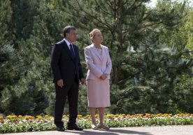 Toshkentda Islom Karimov haykali Shavkat Mirziyoyev va Tatyana Karimova ishtirokida ochildi фото