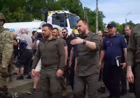 Zelenskiy Xerson viloyatining suv bosgan hududlariga tashrif buyurdi фото