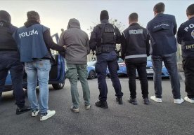 Италияда Интерпол қидирувида бўлган 17 нафар туркиялик ҳибсга олинди фото