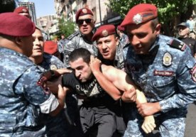 Foto: Videodan kadr Yerevanda bo‘lib o‘tayotgan namoyishda