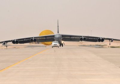 AQShda B-52 bombardimonchi samolyotining dvigateli uzilib tushdi фото