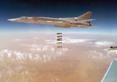 Rossiya mudofaa vazirligi Tu-22M3 larning IShID marralariga zarba berishi aks etgan videoni e’lon qildi фото