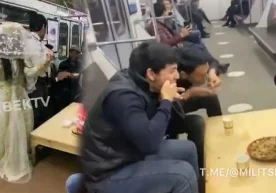 Бир гуруҳ ёшлар Тошкент метросида тўй ва чойхона