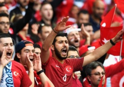 Stadionga kirishdan chetlatilgan turkiyalik muxlis futbol ko‘rish uchun kran buyurtma qildi (foto) фото