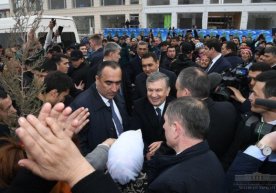 Shavkat Mirziyoyev To‘raqo‘rg‘onda xalq ichiga kirib bordi фото