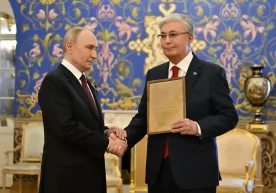 Путин Қосим-Жўмарт Тўқаевга отасига берилган Совет Иттифоқи қаҳрамони унвони ҳужжатини топширди фото
