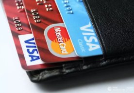 Rossiyaning sanksiyaga uchragan banklari Visa va Mastercard kartalarini chiqara olmaydi фото