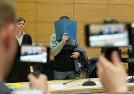 Германиядаги Билефельд шаҳри суди давомида ҳамкасбларини