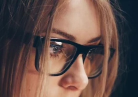 Specs номли кўзойнакка унинг эгаси қараган буюмни таҳлил