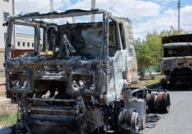 «Bir insoflisi chetga tortib, jonimni saqlash uchun qochishim kerakligini aytdi» — yuk mashinasi yoqib yuborilgan haydovchi фото