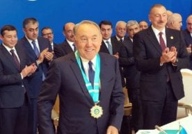 Нурсултон Назарбоевга Бокудаги саммитда Турк дунёсининг олий ордени топширилди фото