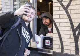 Detroytda restoran ochgan Eminem ilk mehmonlarga shaxsan o‘zi xizmat ko‘rsatdi фото