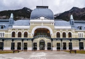 Испаниянинг Пиреней тоғларида жойлашган Canfranc вокзали