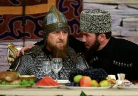 Ramzan Qodirov Chechen ayollari kuni bayramiga sovut kiygan holda tashrif buyurdi фото