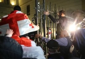 Тбилисида бир гуруҳ норозилар Грузия президенти Михаил