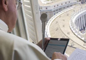 Рим папаси Франциск ўз планшетидаги камерани стикер билан