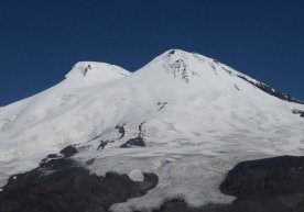 Britaniyalik alpinist Elbrus tog‘idan tushayotganida qulab ketdi фото