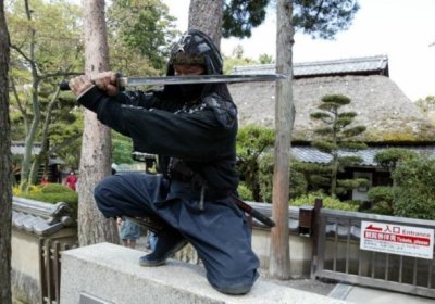Япон полицияси уй ва дўконларни ўмарган 74 ёшли «нинза»ни қўлга олди фото