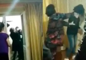 Navbatdagi “samosud”: yana bir ayol erini jazmani bilan ushlab oldi (video) фото