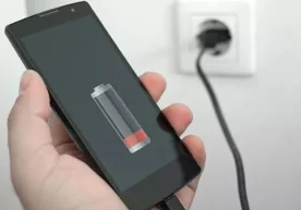 Смартфон эгаси ўз қурилмасини туни билан қувватланишга