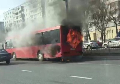 Қозонда ичида 40 нафар йўловчиси бўлган автобус ёниб кетди (видео) фото