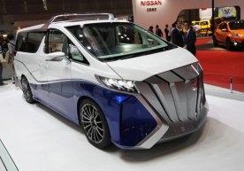Токиода ўтаётган автосалонда Toyota компанияси Alphard –