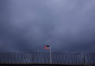 Tramp Guantanamo qamoqxonasini yopib yuborish haqidagi qarorni bekor qildi фото