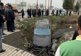 Toshkent yaqinida BMW zovurga agʻdarib yuborildi (foto) фото