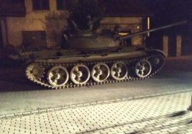 Фото: Wiadomosci Польшада шаҳар кўчалари бўйлаб Т-55