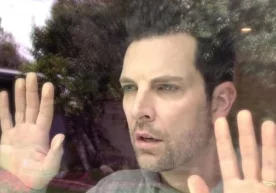 Кадр: YouTube Мусиқачи Крис Манн Аделнинг Hello қўшиғига