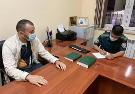 Ижтимоий тармоқларда ургутлик йигитнинг пул сочаётгани акс