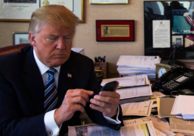 Хавфсизлик талаблари туфайли Трамп ўзининг Android смартфонидан воз кечишга мажбур бўлди фото