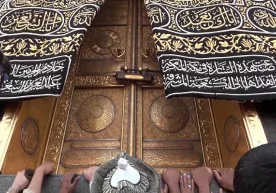 Яна Каъбатуллоҳни зиёрат қилиш, унинг атрофида оломон